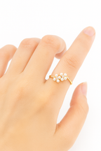 Anillo abierto con flor de perla bañada en oro