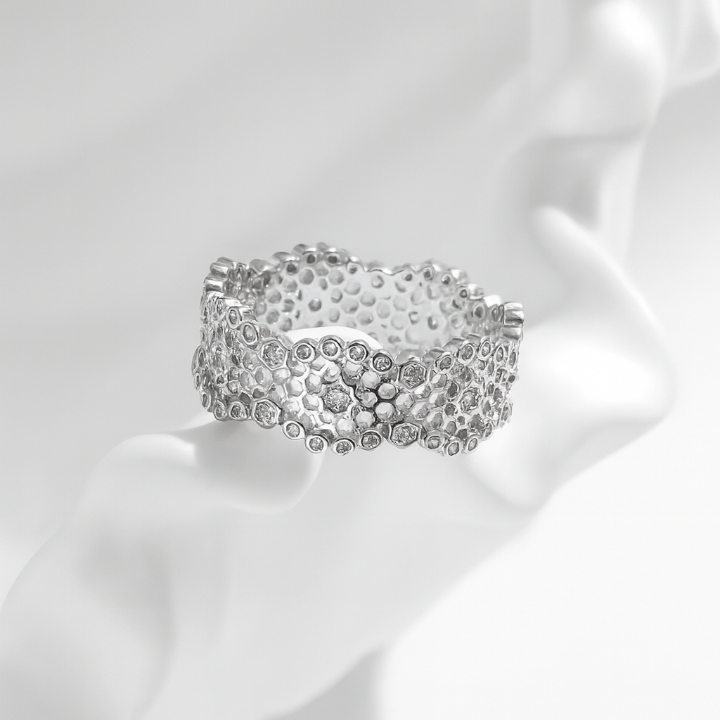 Anillo de plata con encaje de panal