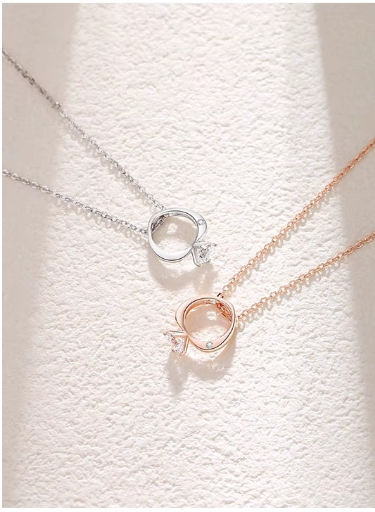 Collar con colgante de anillo de diamantes. Amor eterno.