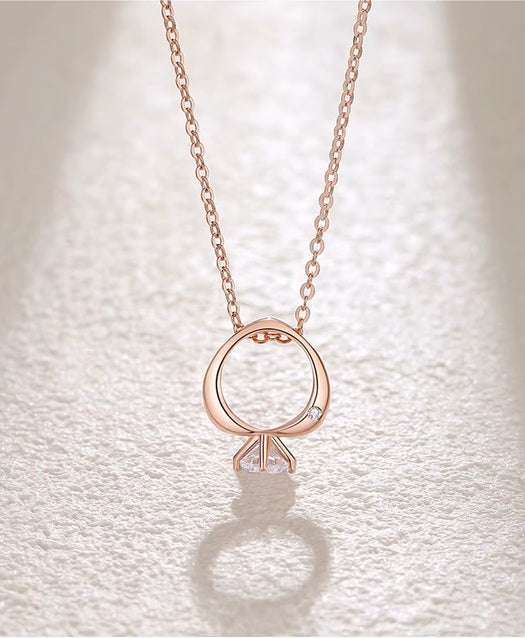 Collar con colgante de anillo de diamantes. Amor eterno.