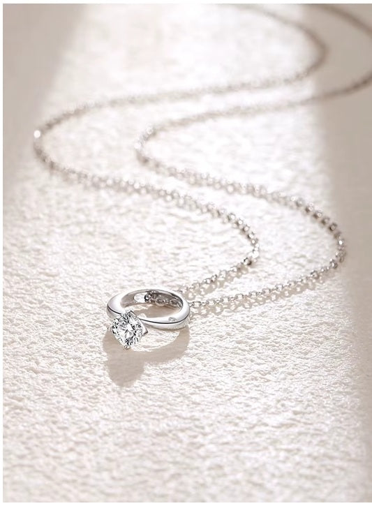 Collar con colgante de anillo de diamantes. Amor eterno.
