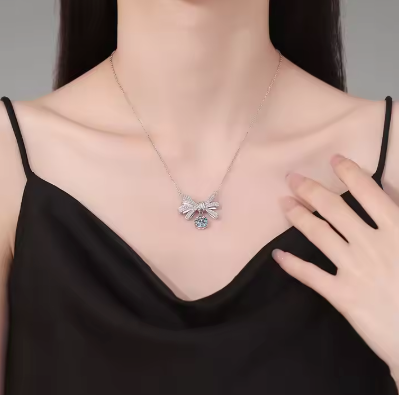 Colgante de moissanita de 2 quilates en forma de lazo, de lujo y ligero, en plata de ley 925 y chapado en oro de 18 quilates, para mujer.