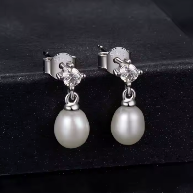 Pendientes de plata de ley 925 con perla de agua dulce bañada en oro blanco y moissanita para mujer.