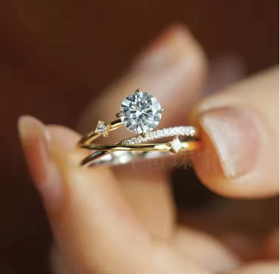 New Four Claw Inlaid Ring Ring Star Track Modeling Sterling Silver Gold Color 1 Carat Moissanite Simulation Ring for Women