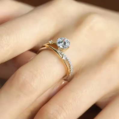 New Four Claw Inlaid Ring Ring Star Track Modeling Sterling Silver Gold Color 1 Carat Moissanite Simulation Ring for Women
