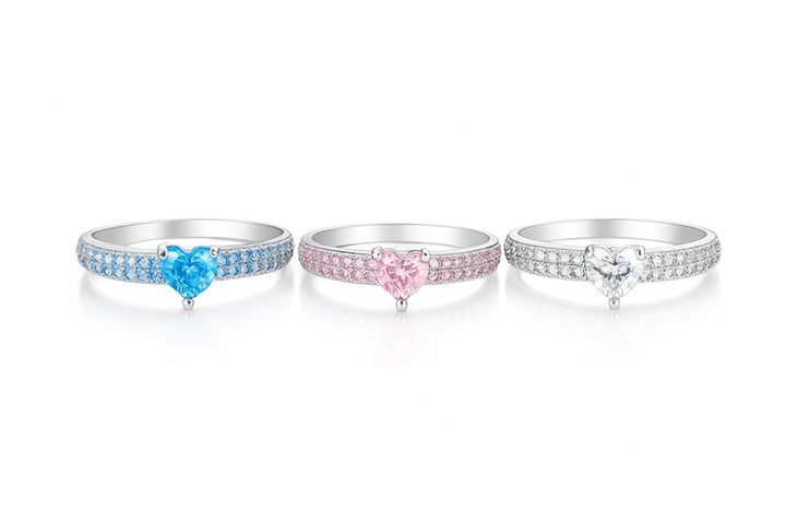 Anillo de banda gruesa con corazón brillante