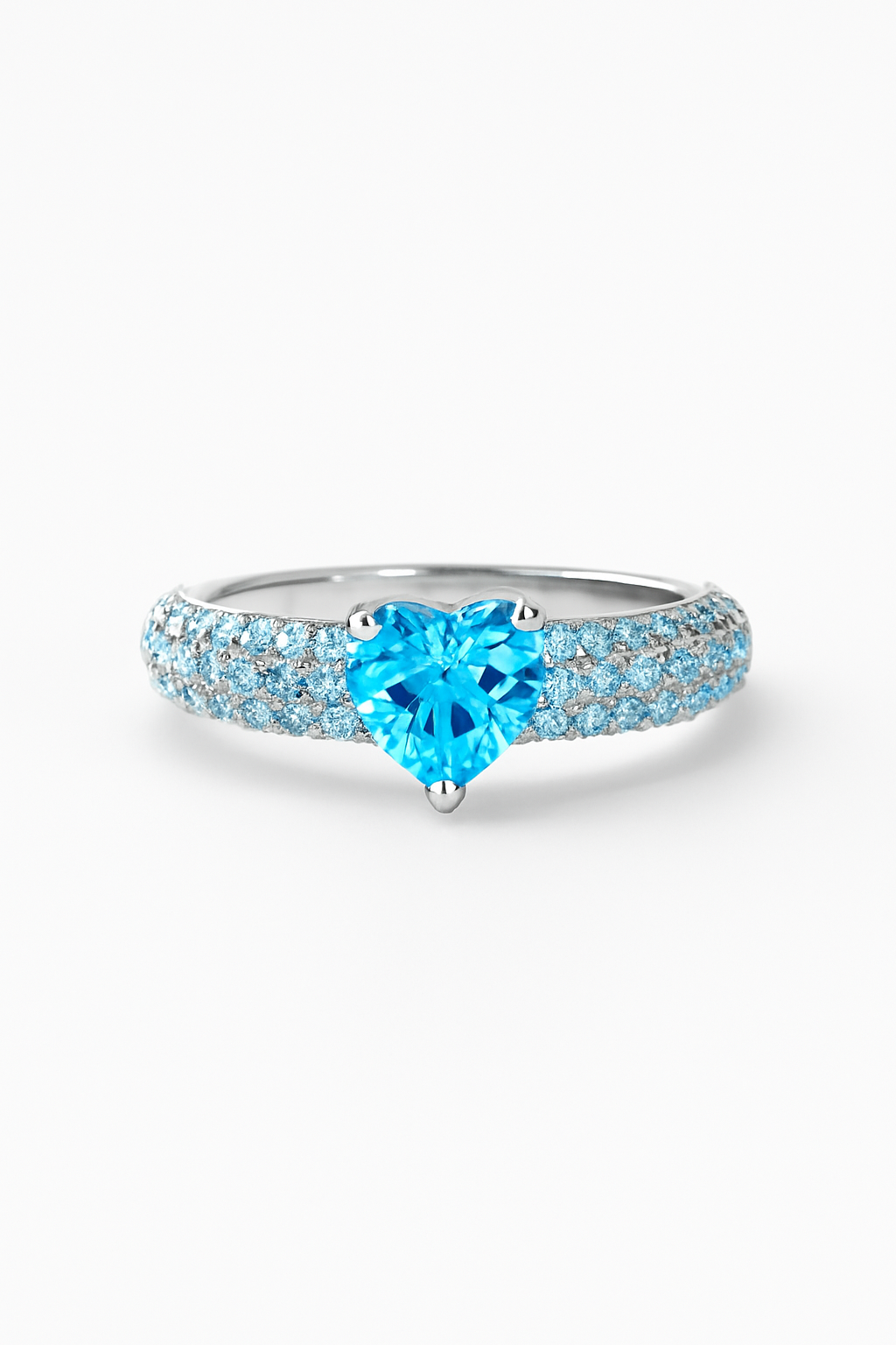 Anillo de banda gruesa con corazón brillante