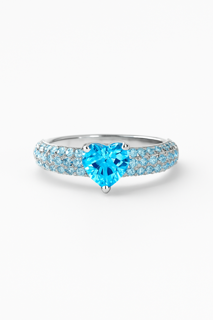 Anillo de banda gruesa con corazón brillante