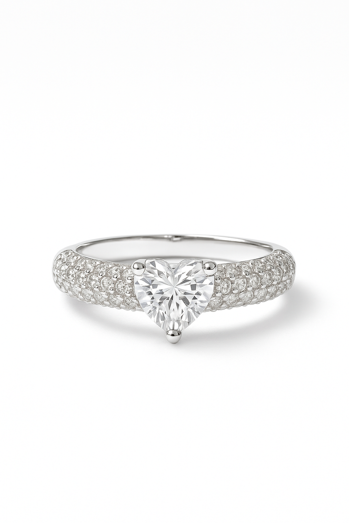 Anillo de banda gruesa con corazón brillante