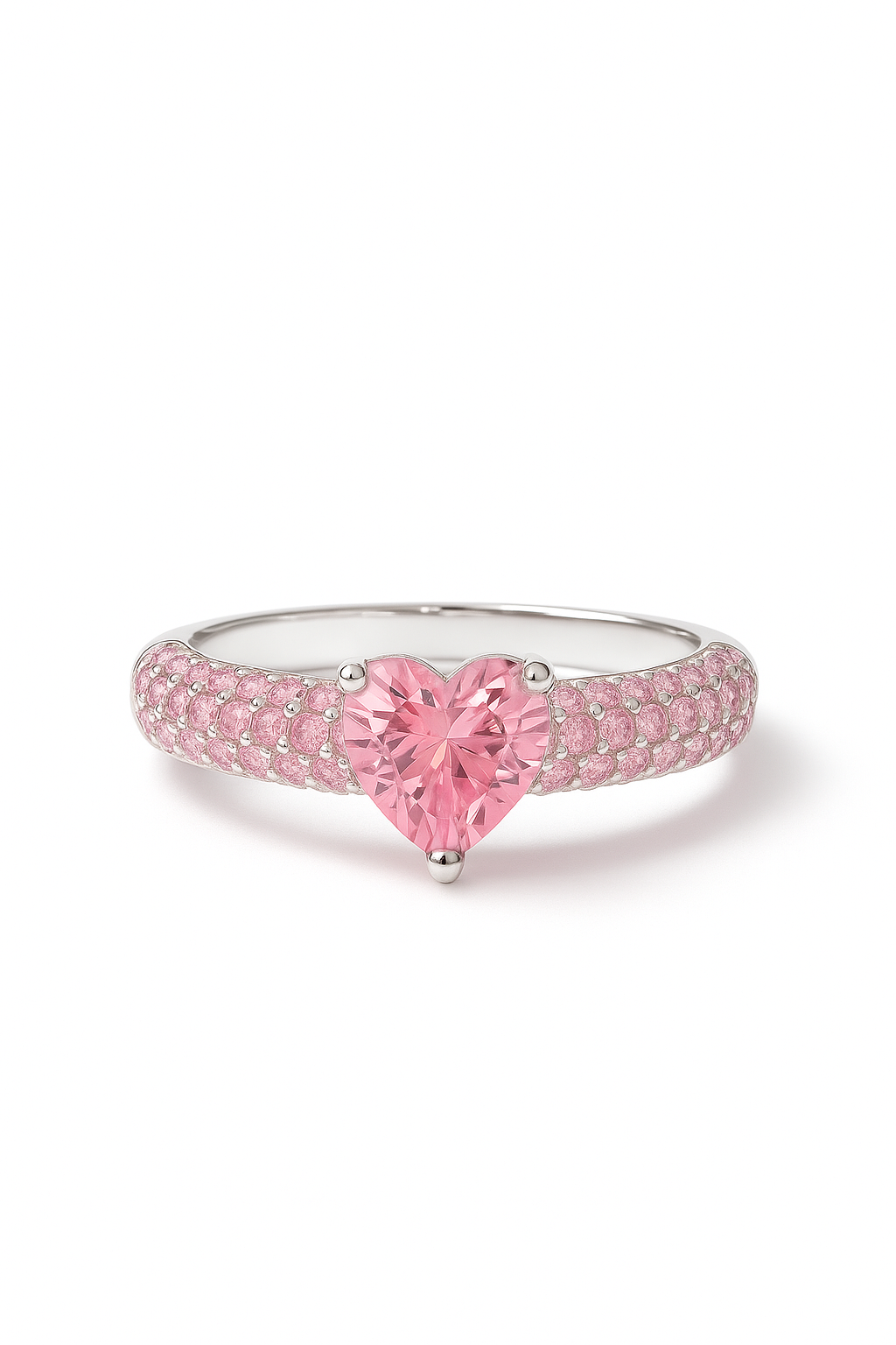 Anillo de banda gruesa con corazón brillante