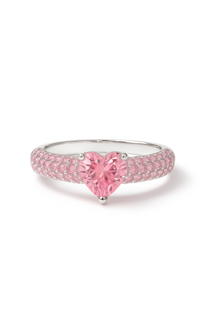 Anillo de banda gruesa con corazón brillante