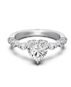 Anillo de plata con gema de corazón con cuentas impactantes