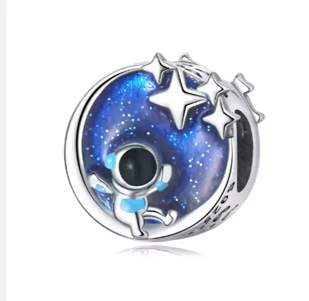 Cuentas de la luna con astronauta errante