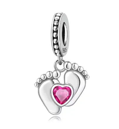 Colgante con dije de piecitos y corazón de amor
