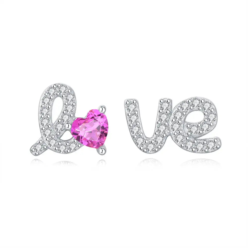 Aretes con forma de corazón en color rosa con la letra LOVE