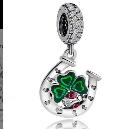 Colgante de mariquita con trébol de la suerte y herradura