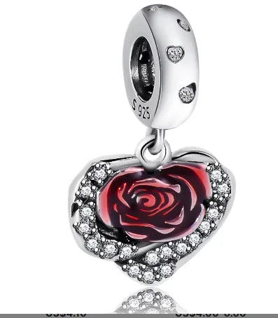 Colgante con forma de corazón y rosa