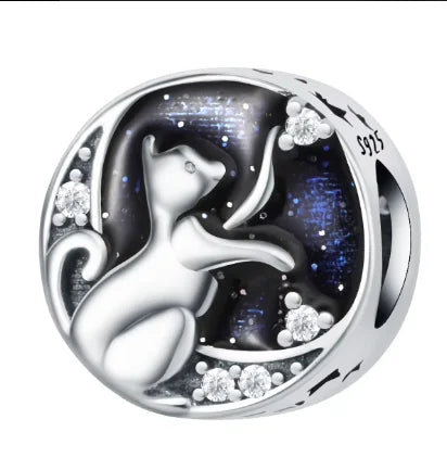 Cuentas de estrellas, luna y gato adorable atrapando estrellas