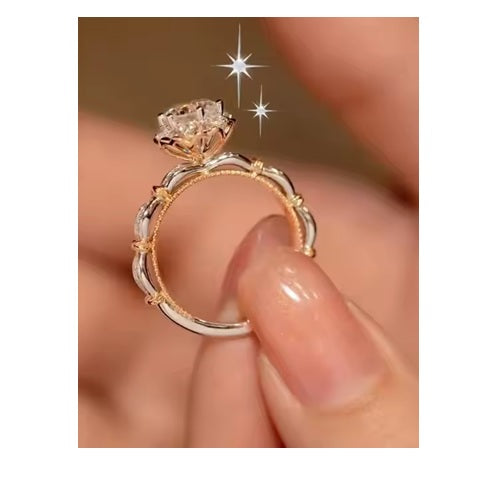 Anillo romántico de moissanita de platino Moissanita de talla brillante engastada en plata 925 pura con acabado de platino.