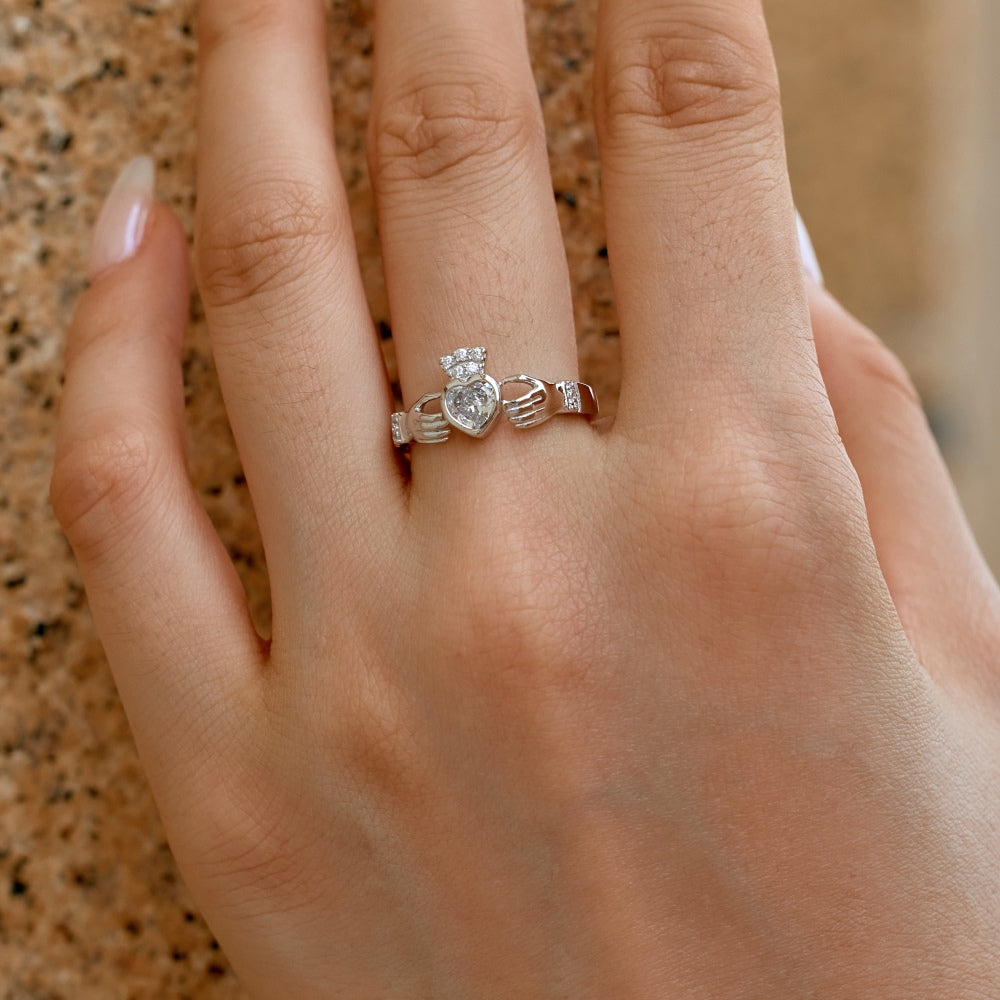 Anillo de plata del Sagrado Corazón