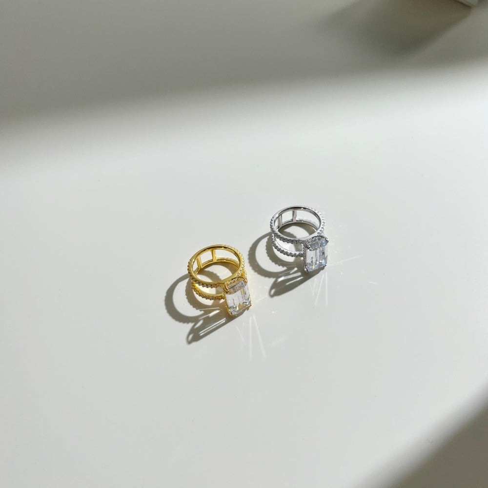 Anillo grande con gema tallada en esmeralda