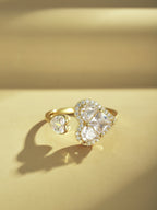 Anillo de oro con corazones envolventes