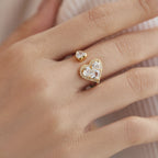 Anillo de oro con corazones envolventes