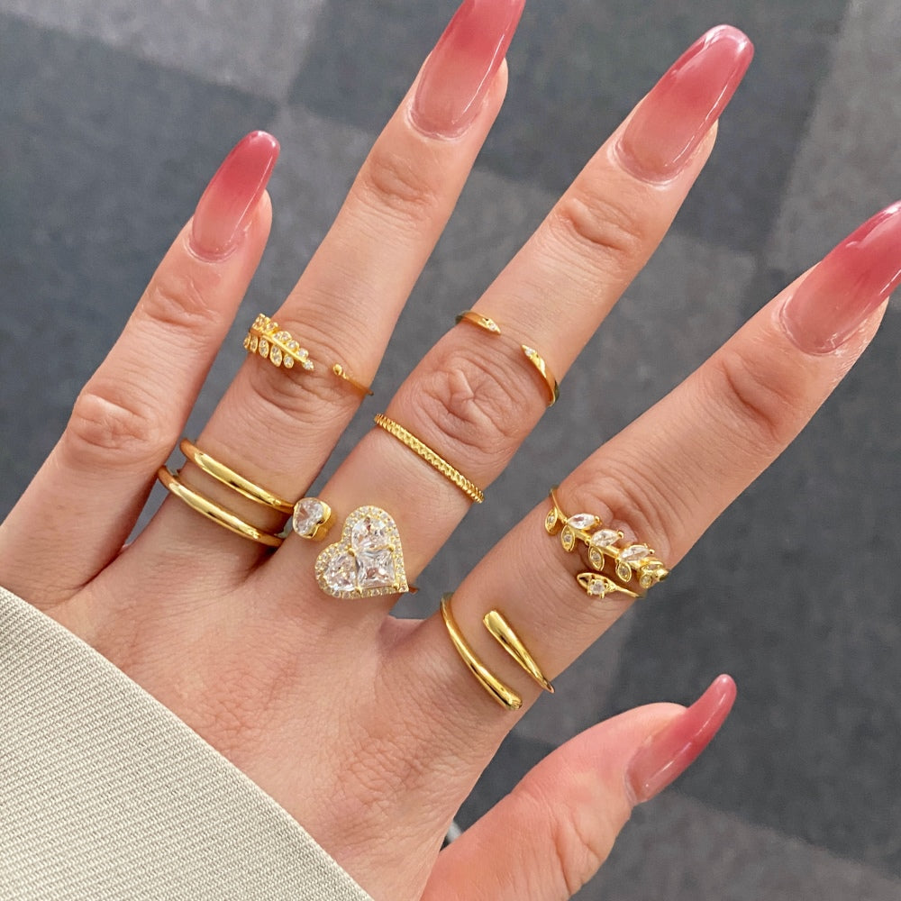 Anillo de oro con corazones envolventes