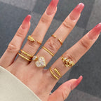 Anillo de oro con corazones envolventes