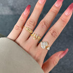 Anillo de oro con corazones envolventes