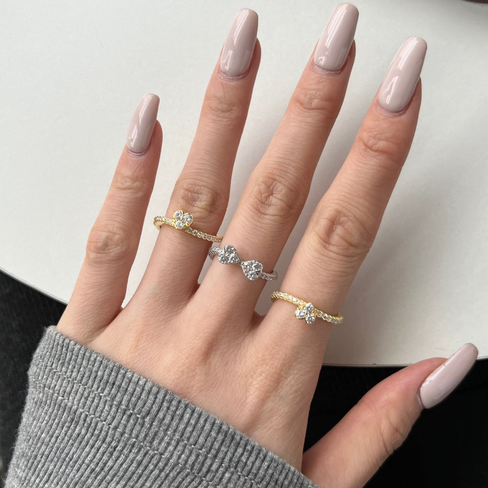 Juego de anillos con forma de corazón y trébol de cuatro hojas