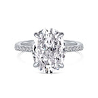 Anillo de plata con gema ovalada grande y banda de eternidad