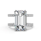 Anillo grande con gema tallada en esmeralda