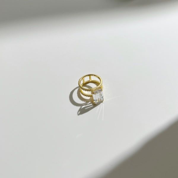 Anillo grande con gema tallada en esmeralda