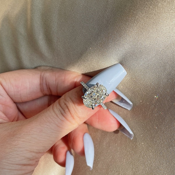 Anillo de plata con gema ovalada grande y banda de eternidad