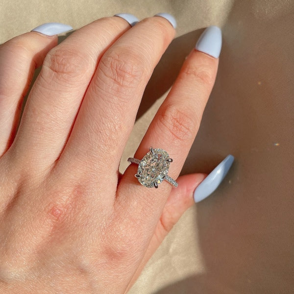 Anillo de plata con gema ovalada grande y banda de eternidad