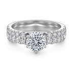 Anillo de compromiso de moissanita en plata 925 con engaste de corte redondo