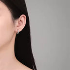 Delicados pendientes de plata 925 con microincrustaciones de moissanita. Sutil brillo perfecto.