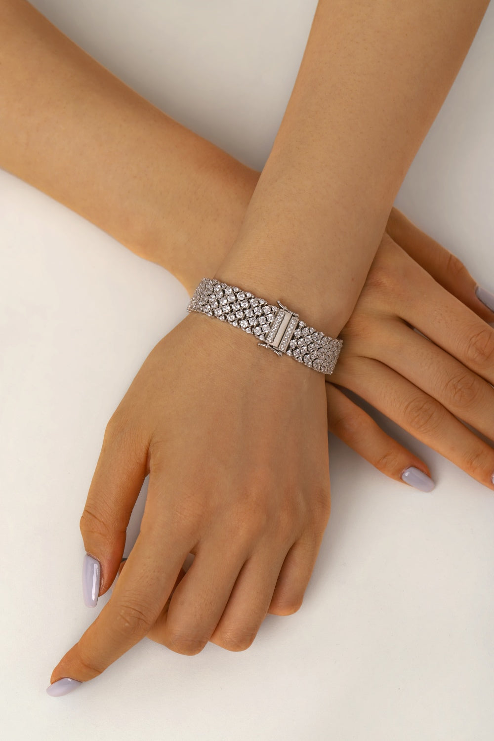 Pulsera de tenis vintage brillante de plata de ley 925 con circonitas de 3 mm de grado 5A. Brillo atemporal en un diseño clásico de tenis.